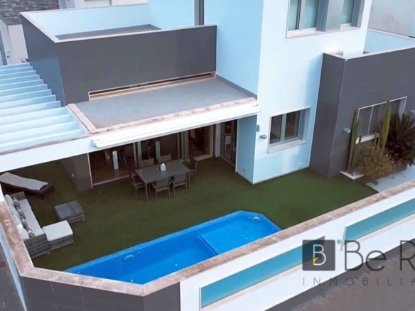 Imagen 4 de CHALET DE DOS PLANTAS CON SOLARIUM Y PISCINA PRIVADA EN MIL PALMERAS (ALICANTE)