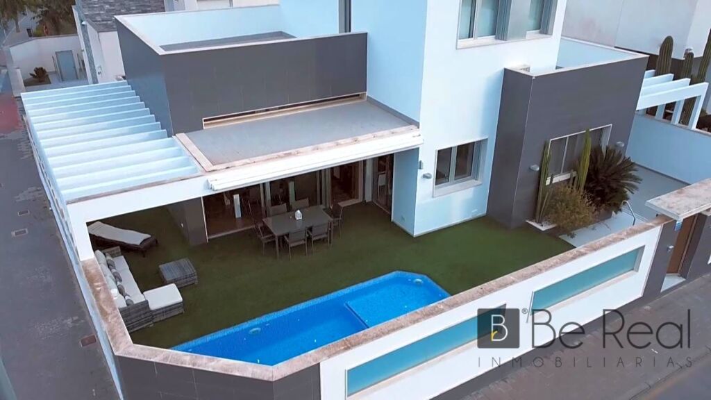 Imagen 4 de CHALET DE DOS PLANTAS CON SOLARIUM Y PISCINA PRIVADA EN MIL PALMERAS (ALICANTE) Imagen 4 de CHALET DE DOS PLANTAS CON SOLARIUM Y PISCINA PRIVADA EN MIL PALMERAS (ALICANTE)