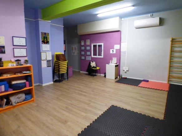 Imagen 2 de FANTASTICO LOCAL COMERCIAL EN LA FONT DELS CAPELLANS