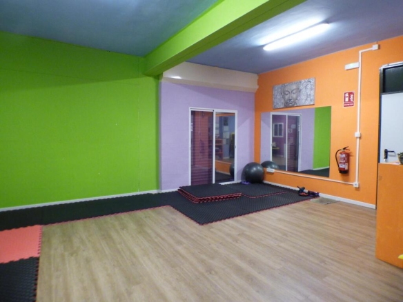 Imagen 3 de FANTASTICO LOCAL COMERCIAL EN LA FONT DELS CAPELLANS