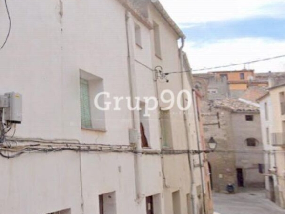 Imagen 2 de ¡CASA DE PUEBLO EN CERVERA CON GRAN POTENCIAL!