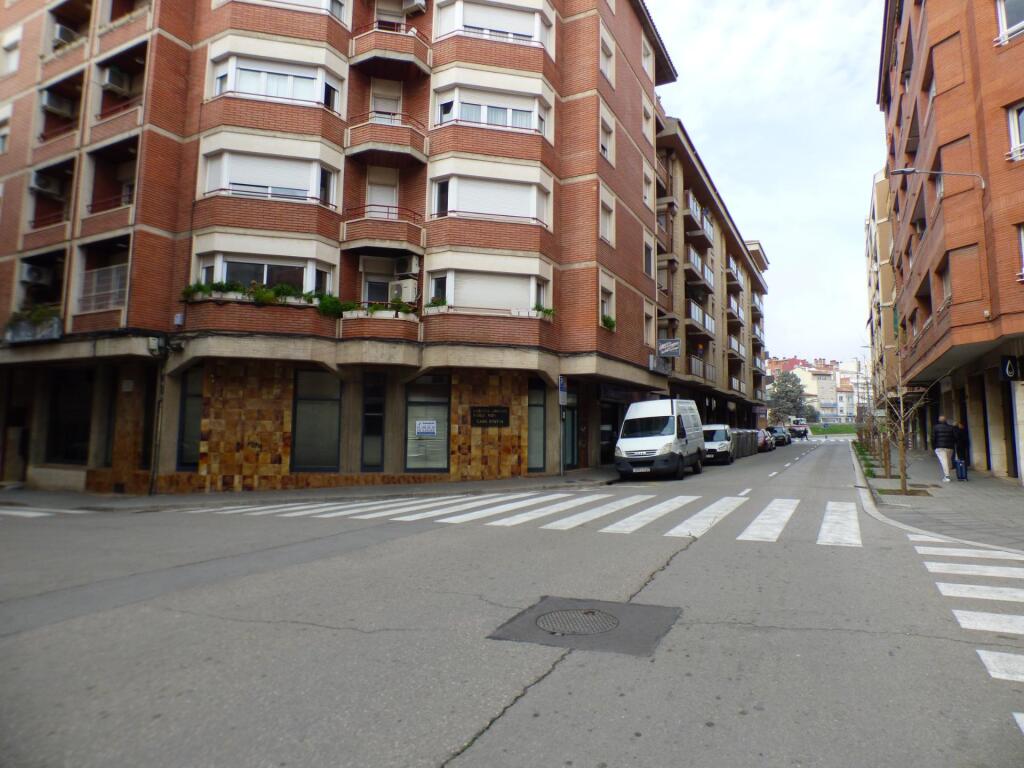 Imagen 2 de Local comercial esquinero en la zona de Poble Nou Imagen 2 de Local comercial esquinero en la zona de Poble Nou