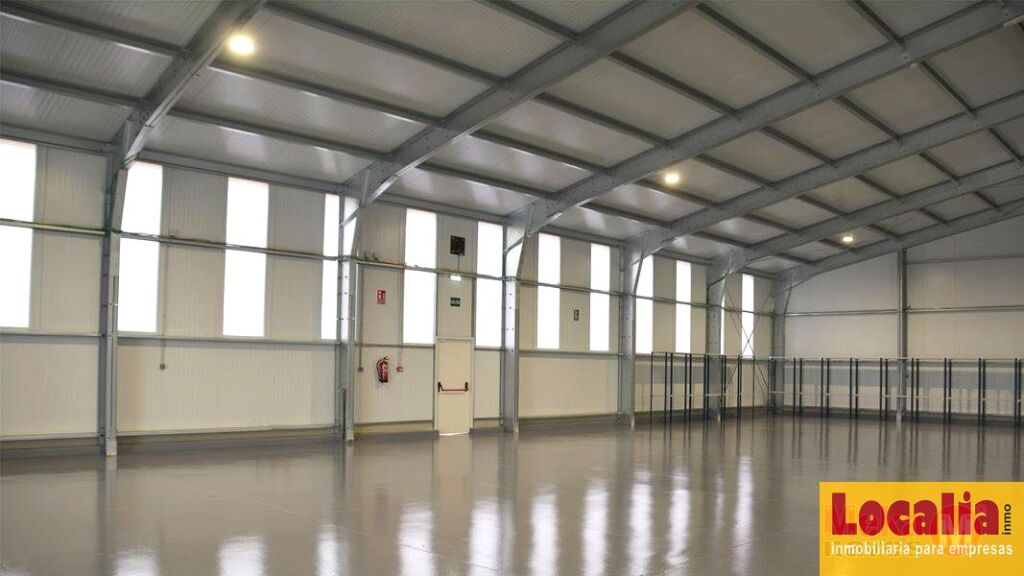 Imagen 2 de Estupenda y amplia nave en alquiler en Santander.