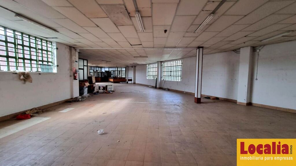 Imagen 2 de Extensa nave industrial con parking en Santander.