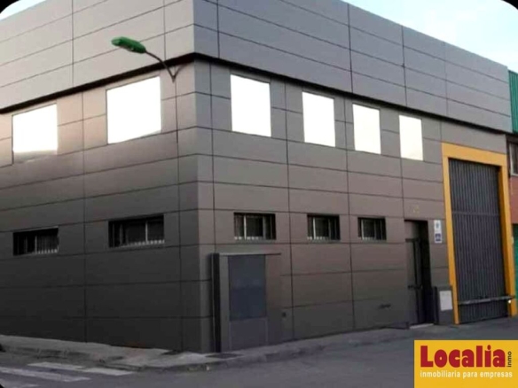Imagen 3 de Extensa nave industrial con parking en Santander.