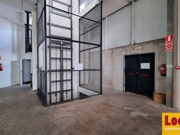 Imagen 4 de Extensa nave industrial con parking en Santander.