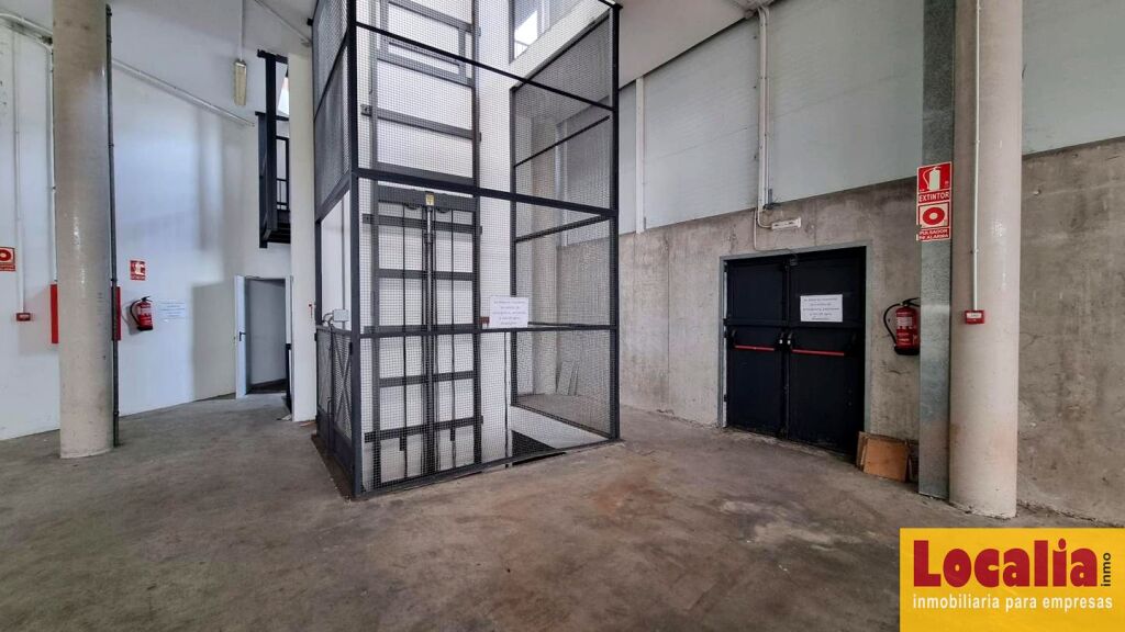 Imagen 4 de Extensa nave industrial con parking en Santander.