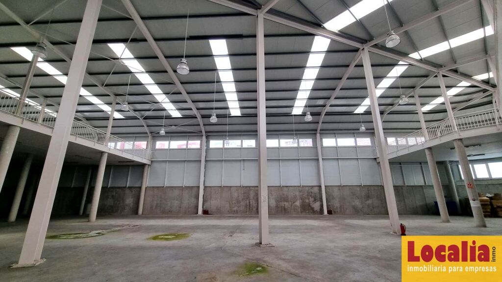 Imagen 1 de Extensa nave industrial con parking en Santander.
