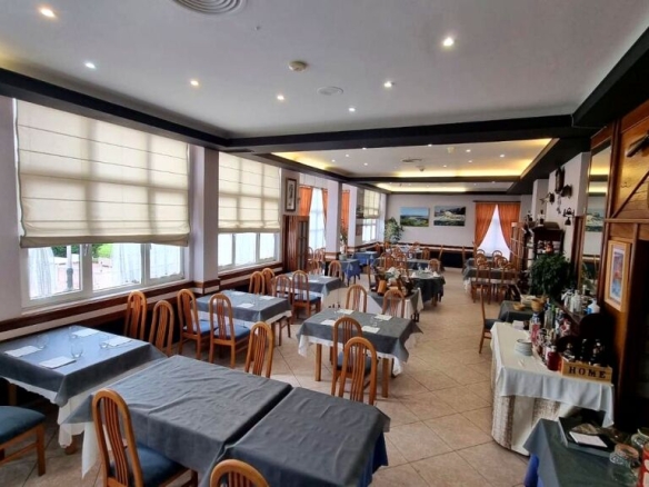 Imagen 3 de Estupendo restaurante con terraza. Soto de la Marina