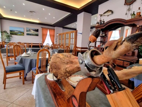 Imagen 4 de Estupendo restaurante con terraza. Soto de la Marina