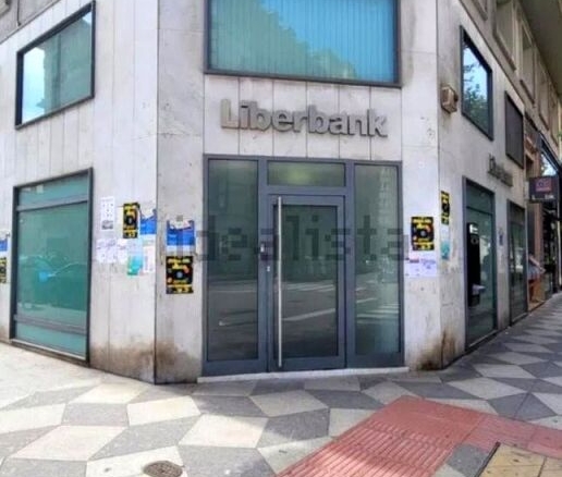 Imagen 1 de Local de tres niveles muy céntrico en Santander.