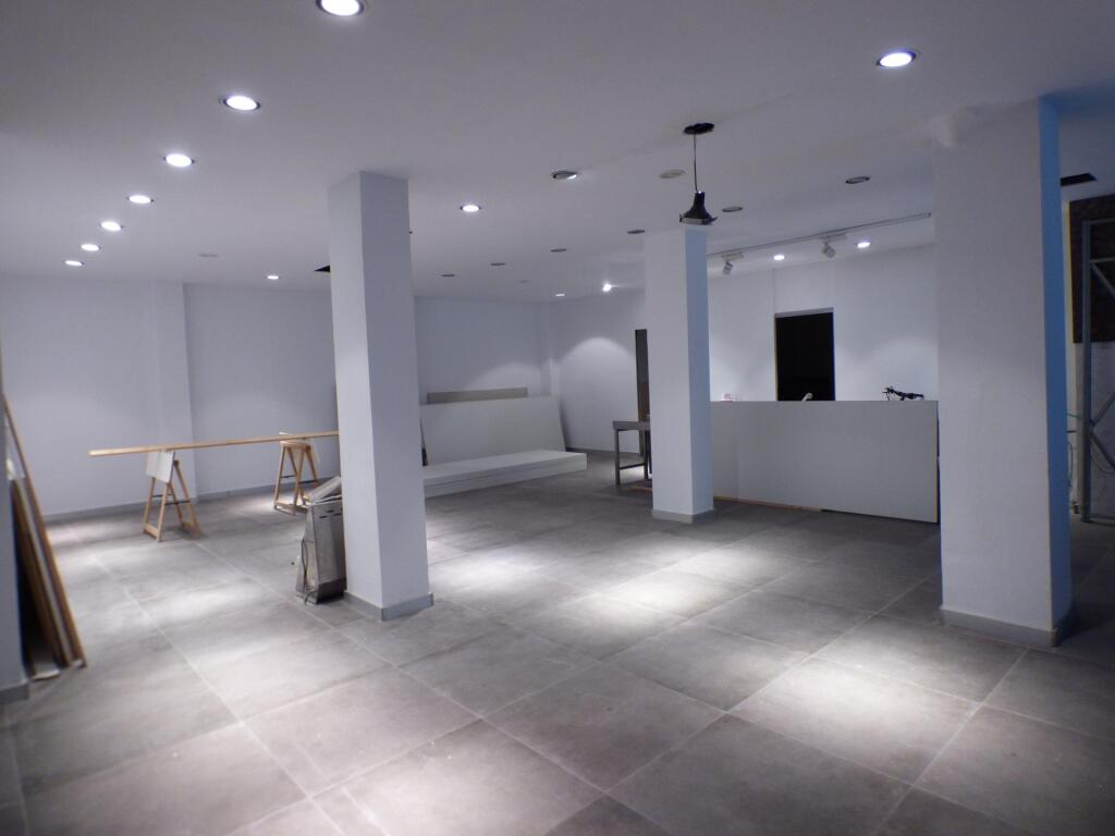 Imagen 2 de LOCAL ESQUINERO MANRESA PARA MONTAR BAR