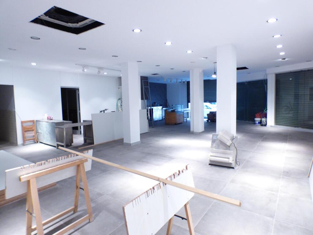 Imagen 1 de LOCAL ESQUINERO MANRESA PARA MONTAR BAR