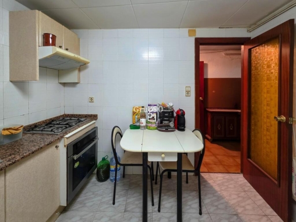 Imagen 3 de ¡Descubre esta casa de 3 plantas en el centro de Rosselló!