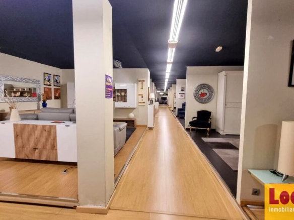 Imagen 3 de Amplia y vérsatil nave comercial en Santander.