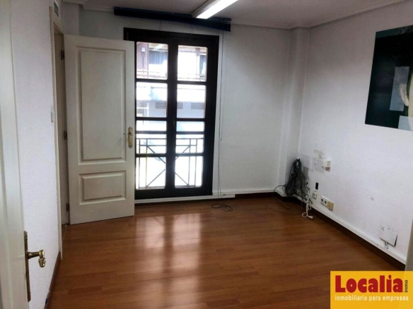 Imagen 2 de Céntrico local para reconvertir en Torrelavega.