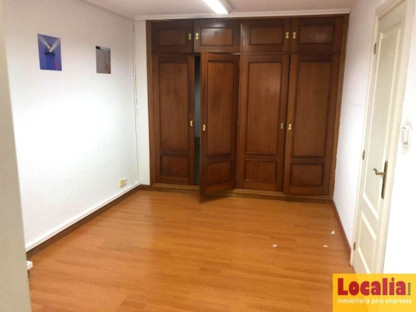 Imagen 3 de Céntrico local para reconvertir en Torrelavega.