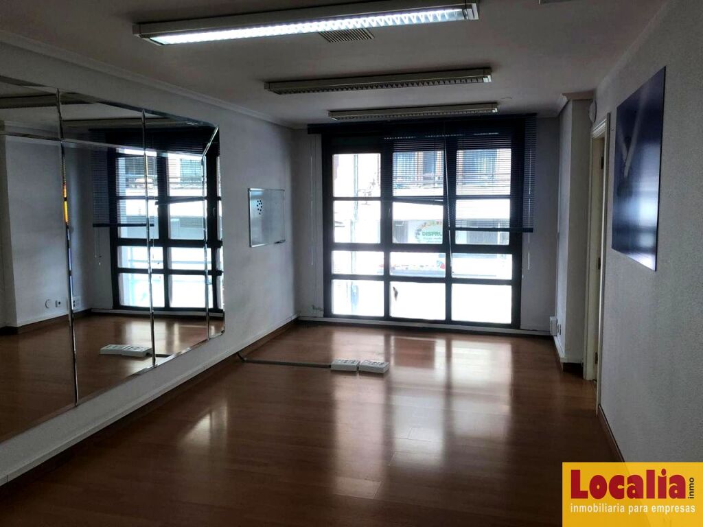 Imagen 1 de Céntrico local para reconvertir en Torrelavega.