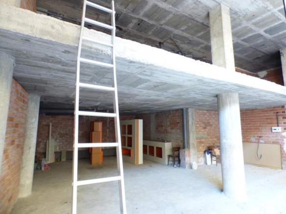 Imagen 3 de LOCAL EN VENTA CON GRAN APARADOR SITUADO EN UNA ZONA DE PASO DE MANRESA