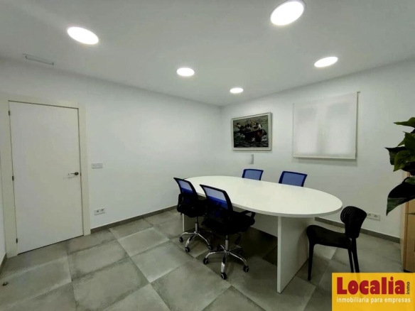 Imagen 1 de Amplia nave industrial en Camargo