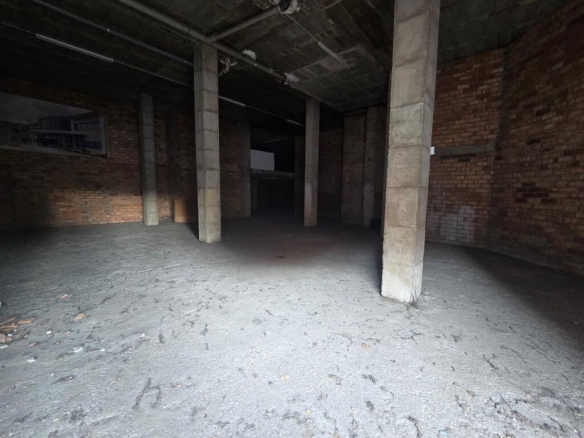 Imagen 1 de LOCAL - GARAJE DE 200 M2 APROX. EN LA PLAZA CATALUNYA DE MANRESA