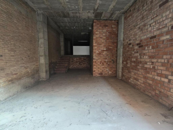 Imagen 1 de ?️ ALQUILER EXCLUSIVO EN PLAÇA CATALUNYA DE MANRESA: ESPACIO MULTIFUNCIONAL DE 150 m² EN DOS PLANTAS