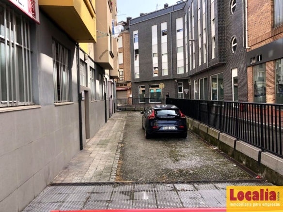 Imagen 1 de Versátil oficina con almacén y garaje en Torrelavega