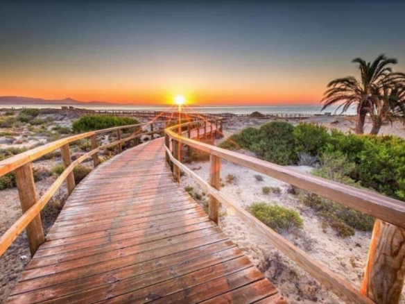 Imagen 1 de Apartamentos de lujo en Balcón de Arenales con vistas al mar y la isla de Tabarca.