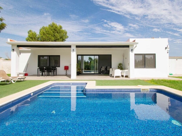 Imagen 2 de Precioso chalet independiente en Sanlúcar La Mayor con Licencia VUT!!!