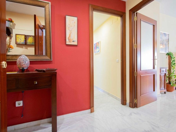 Imagen 2 de Piso amplio con garaje y zonas comunes en urbanización privada