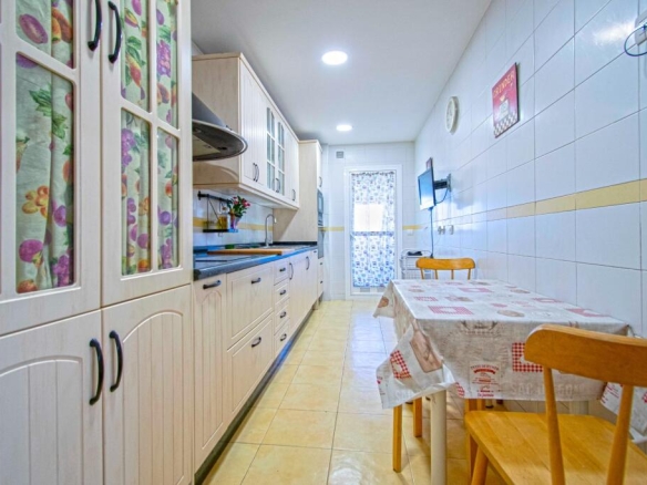 Imagen 3 de Piso amplio con garaje y zonas comunes en urbanización privada