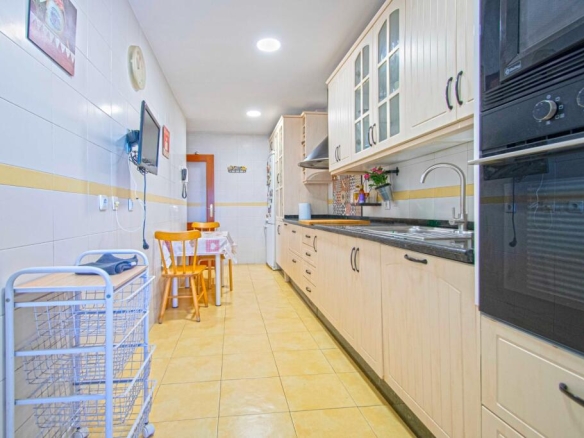 Imagen 4 de Piso amplio con garaje y zonas comunes en urbanización privada