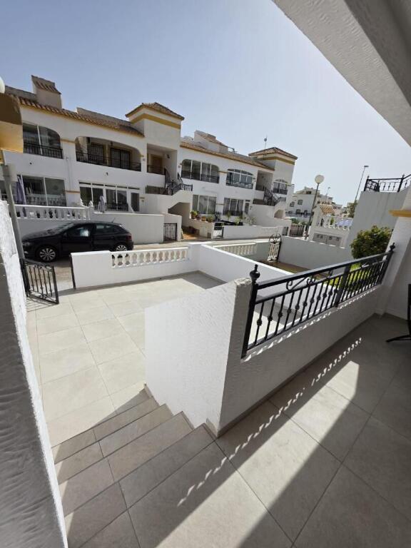 Imagen 1 de Venta de piso en Orihuela costa