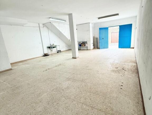 Imagen 3 de Amplio Garaje en el Centro de Alcalá del Río con Potencial para Convertir en Vivienda