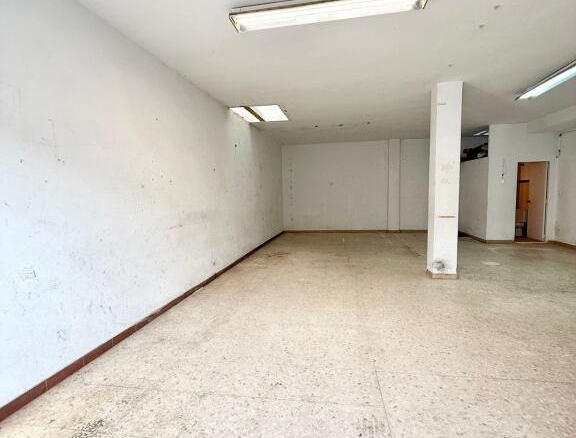 Imagen 4 de Amplio Garaje en el Centro de Alcalá del Río con Potencial para Convertir en Vivienda