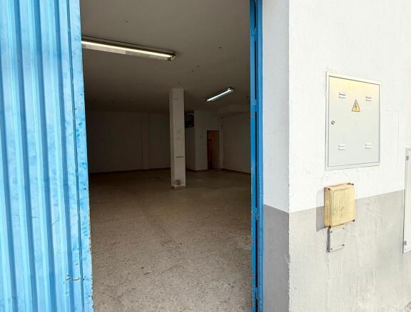 Imagen 1 de Amplio Garaje en el Centro de Alcalá del Río con Potencial para Convertir en Vivienda