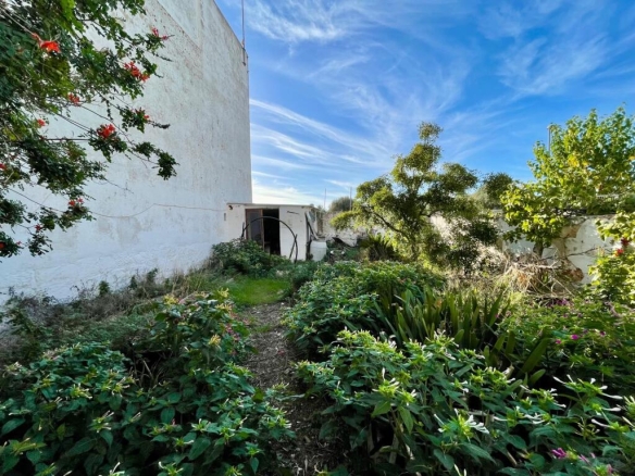 jardín y gran potencial de reforma