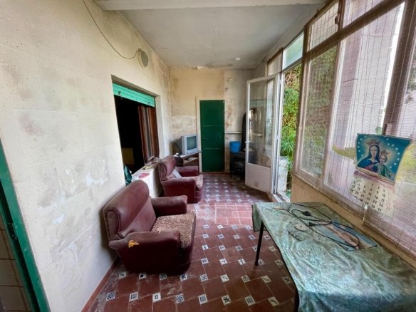 Imagen 2 de Oportunidad en Ciutadella: Casa Independiente con derecho a vuelo