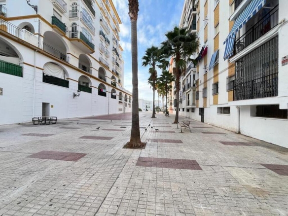 Imagen 3 de ¡GRAN OPORTUNIDAD EN ESTEPONA! LOCAL COMERCIAL EN BRUTO CON INFINITAS POSIBILIDADES