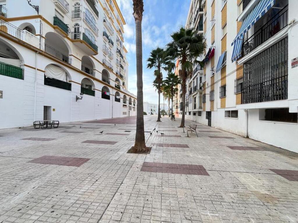 Imagen 3 de ¡GRAN OPORTUNIDAD EN ESTEPONA! LOCAL COMERCIAL EN BRUTO CON INFINITAS POSIBILIDADES Imagen 3 de ¡GRAN OPORTUNIDAD EN ESTEPONA! LOCAL COMERCIAL EN BRUTO CON INFINITAS POSIBILIDADES