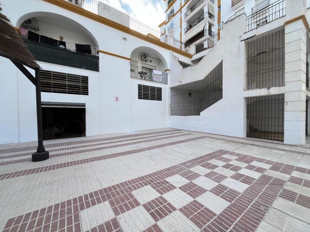 Imagen 4 de ¡GRAN OPORTUNIDAD EN ESTEPONA! LOCAL COMERCIAL EN BRUTO CON INFINITAS POSIBILIDADES Imagen 4 de ¡GRAN OPORTUNIDAD EN ESTEPONA! LOCAL COMERCIAL EN BRUTO CON INFINITAS POSIBILIDADES
