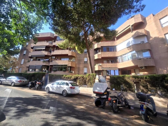 Imagen 1 de AMPLIA VIVIENDA FAMILIAR EN CIUDAD JARDÍN – MÁLAGA - El Club del Propietario Imagen 1 de AMPLIA VIVIENDA FAMILIAR EN CIUDAD JARDÍN – MÁLAGA