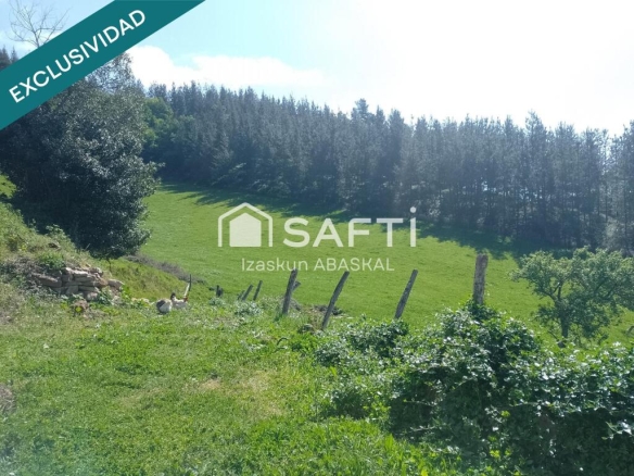 con caserío y múltiples usos