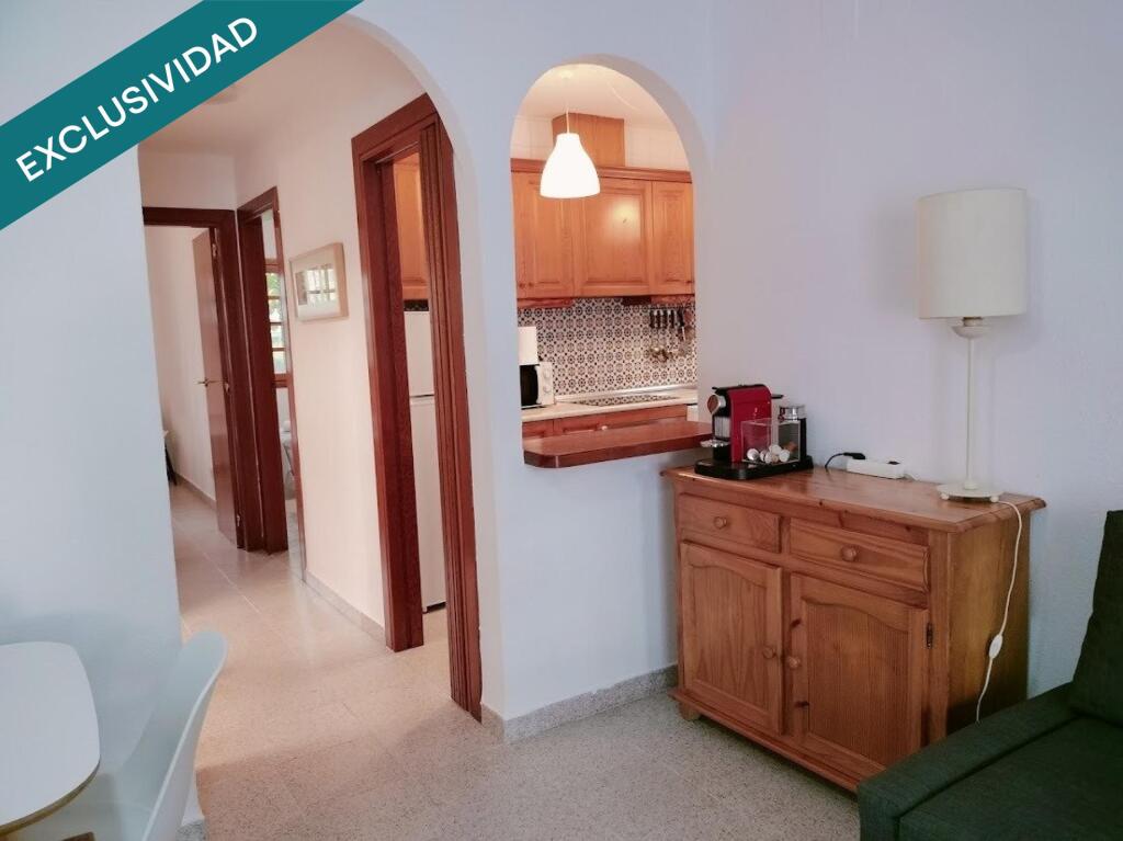 sol y piscina y mar. sol y piscina y mar.