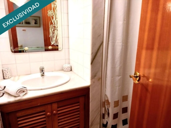 sol y piscina y mar.