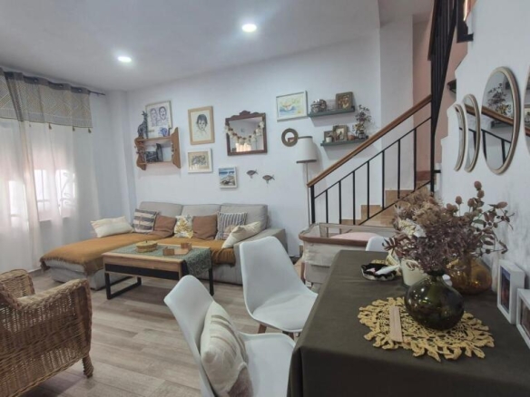 esta atractiva Vivienda Reformada a Pasos de la Playa de Poniente de Águilas