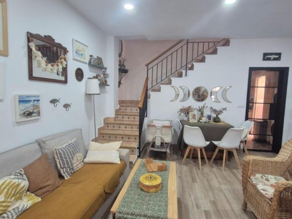 esta atractiva Vivienda Reformada a Pasos de la Playa de Poniente de Águilas