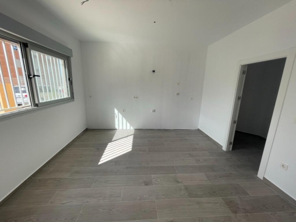 Imagen 2 de Local comercial a estrenar con uso y disfrute de 2 terrazas