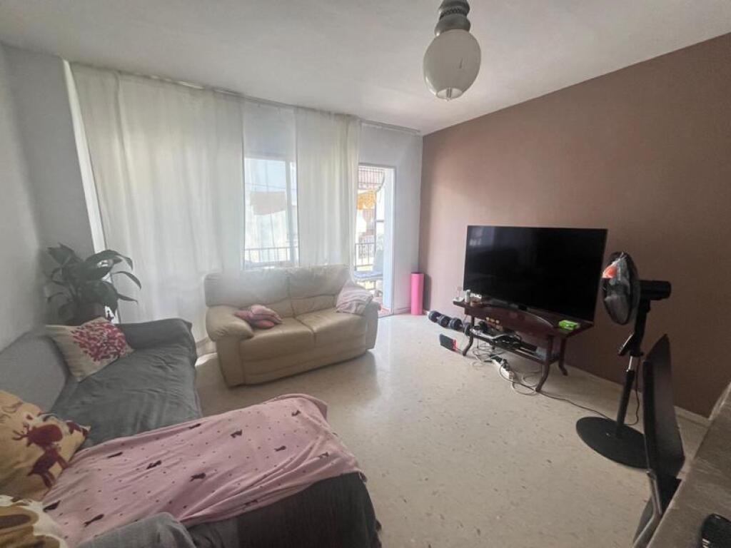 Imagen 2 de OPORTUNIDAD! SE VENDE AMPLIO PISO DE 3 DORMITORIOS Y 2 BAÑOS EN EL CORAZÓN DE ESTEPONA Imagen 2 de OPORTUNIDAD! SE VENDE AMPLIO PISO DE 3 DORMITORIOS Y 2 BAÑOS EN EL CORAZÓN DE ESTEPONA