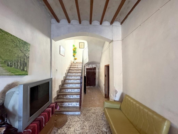 patio y dos plantas | Lista para vivir arriba y con espacio para reformar abajo.